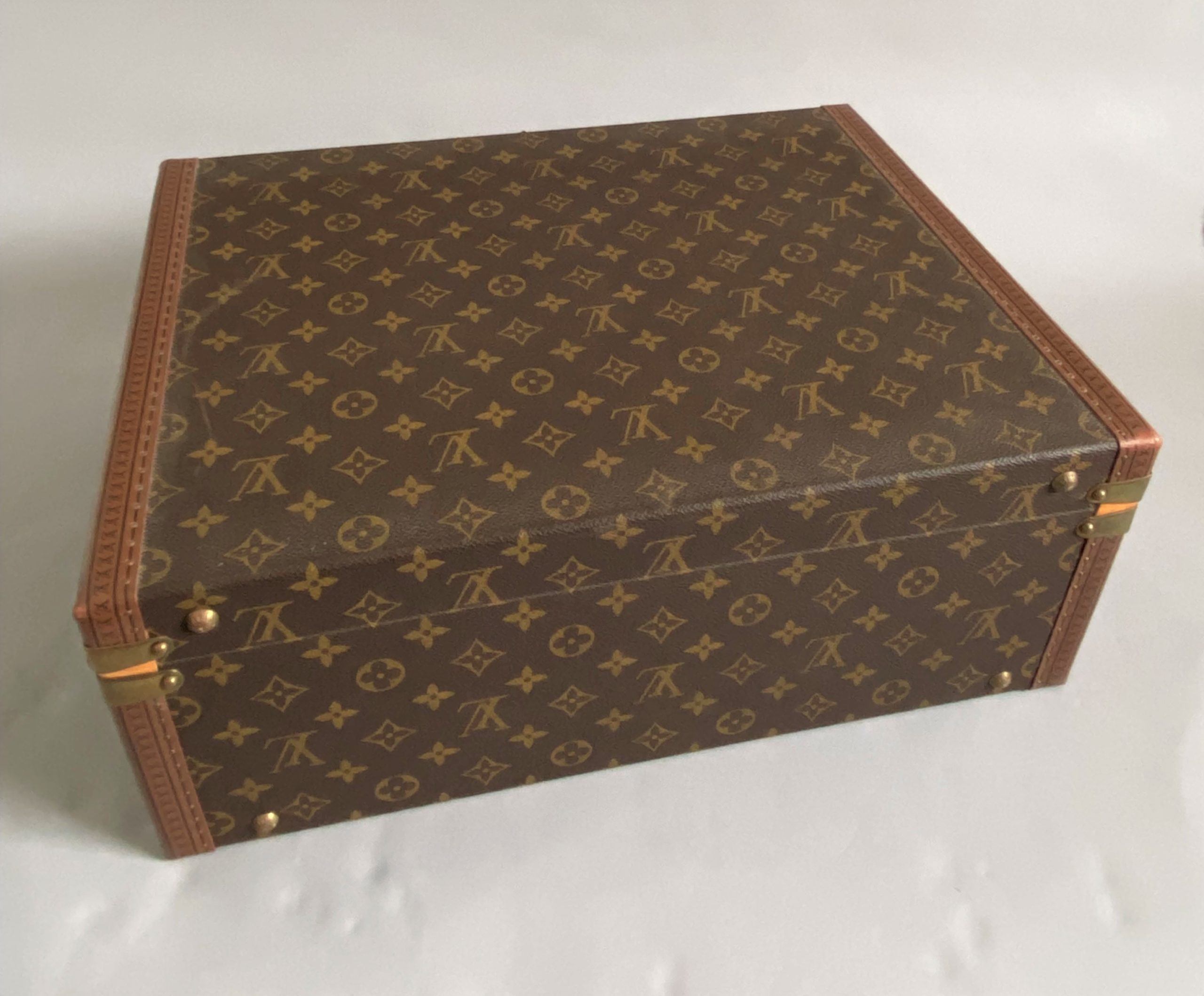Sold at Auction: Louis Vuitton, Louis Vuitton, valise Bisten Toile enduite  monogrammée et cuir, intérieur e