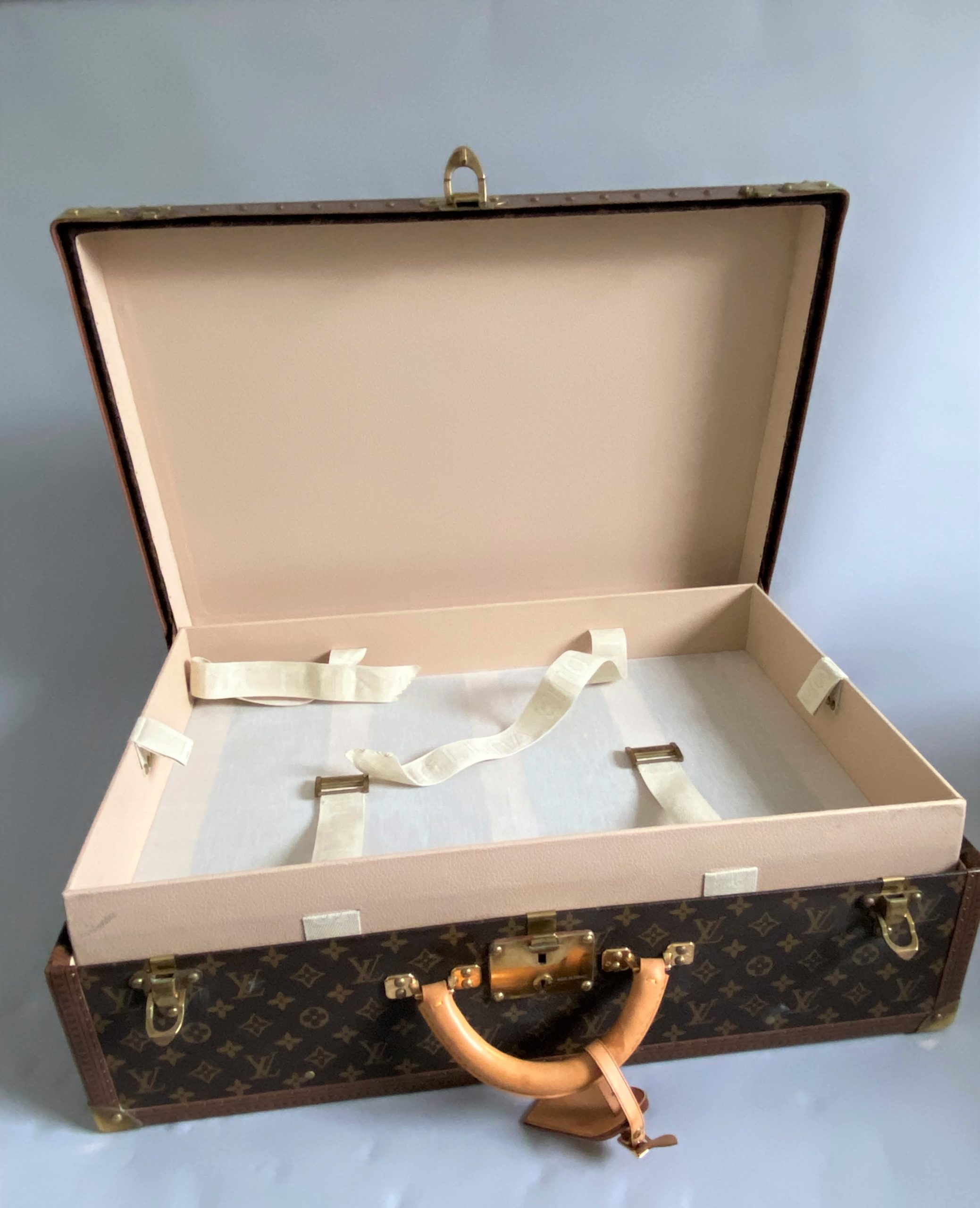 Valise rigide équipée Louis Vuitton, Vêtements & Linge de Maison Antiques,  Vintage