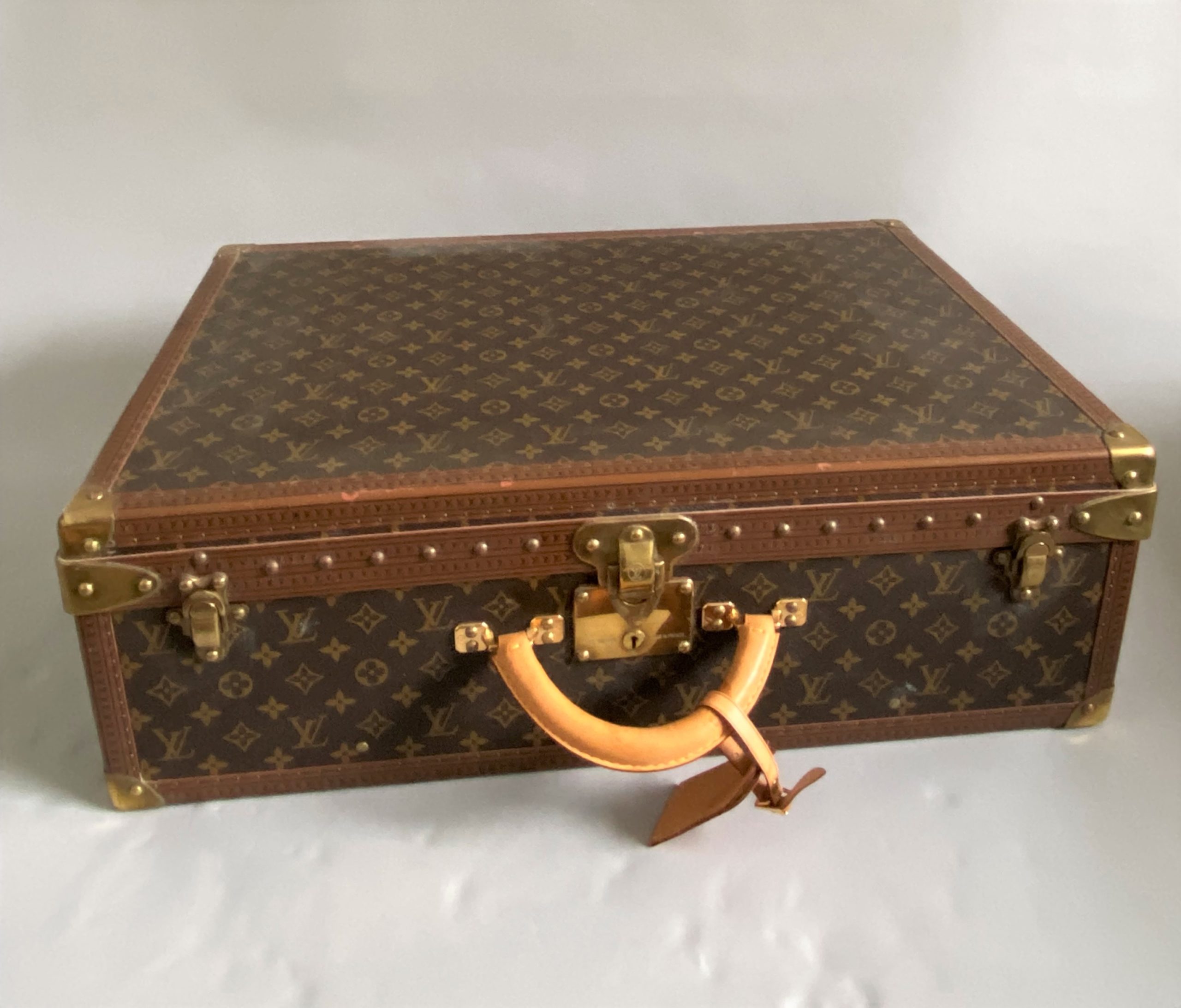 Lotto composto da tre valige rigide Louis Vuitton in tel…