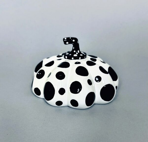 Yayoi KUSAMA (Né en 1929), D’Après  Naoshima Pumpkin White & Black. – Image 2